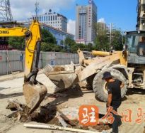 日本女人被男人插小骚逼逼高温下的坚守｜道路建设者用汗水铺就畅通路